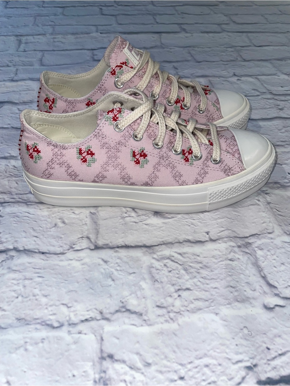 Chuck Taylor All Star Lift Platform Rose Cross Stitch Low Top. Size 9